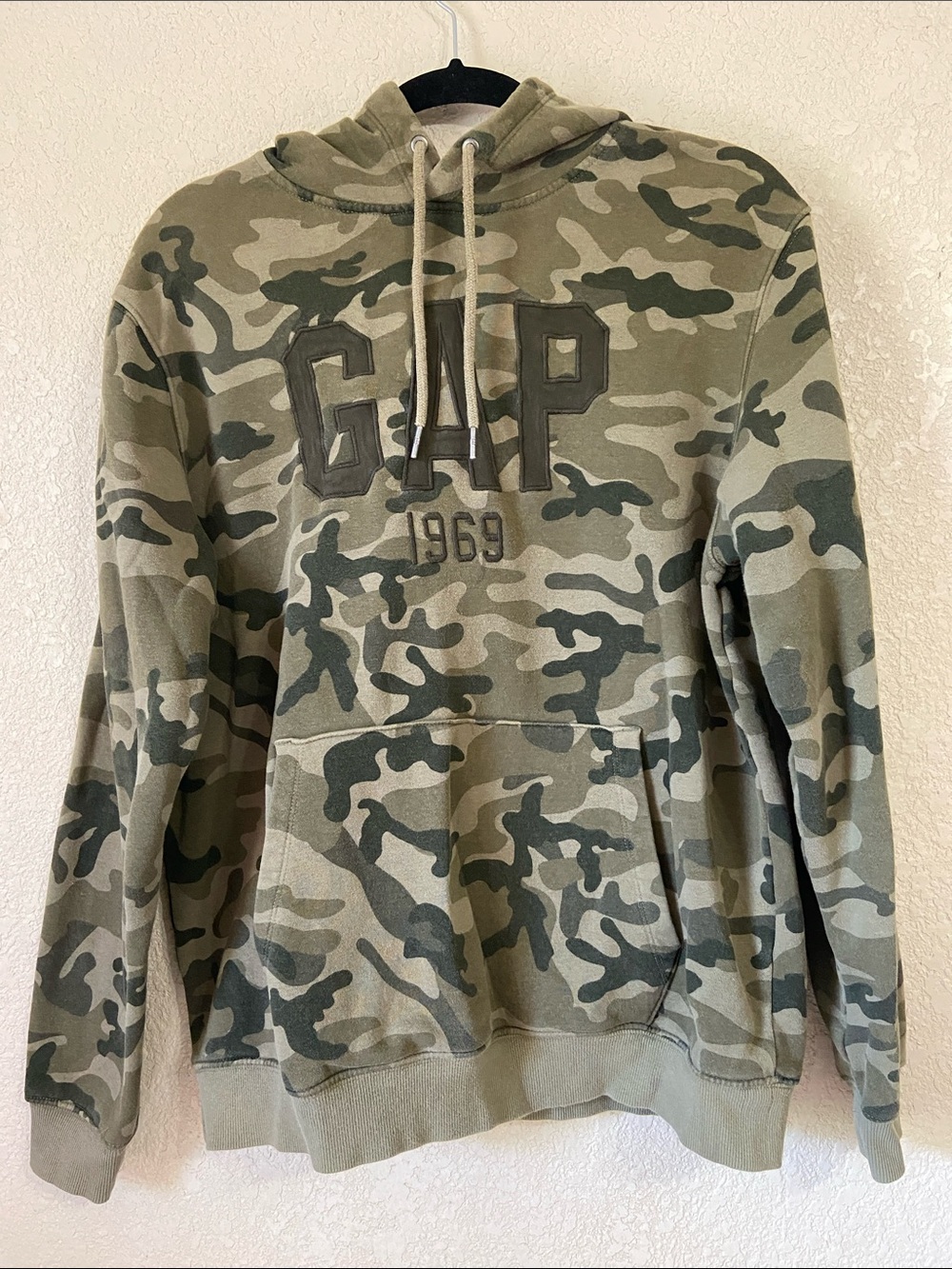 GAP Men's Camouflage Pullover Hoodie in Olive & Dark Green